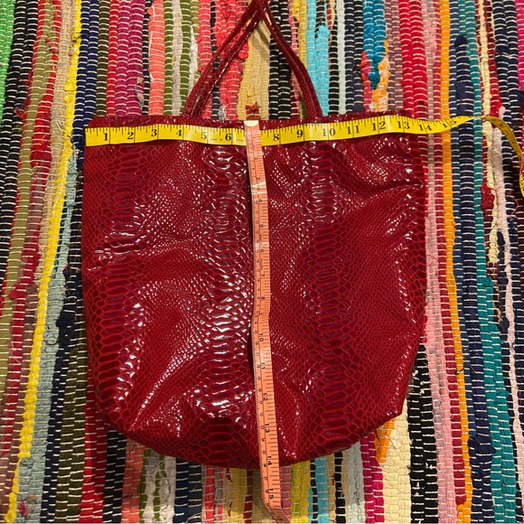 Red hello kitty faux snake skin tote bag - Picture 5 of 6